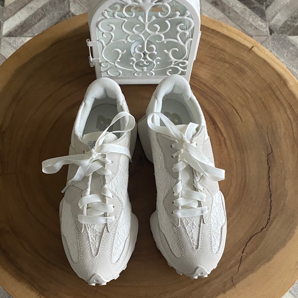 🆕 New Balance 327 White Lace Sneakers